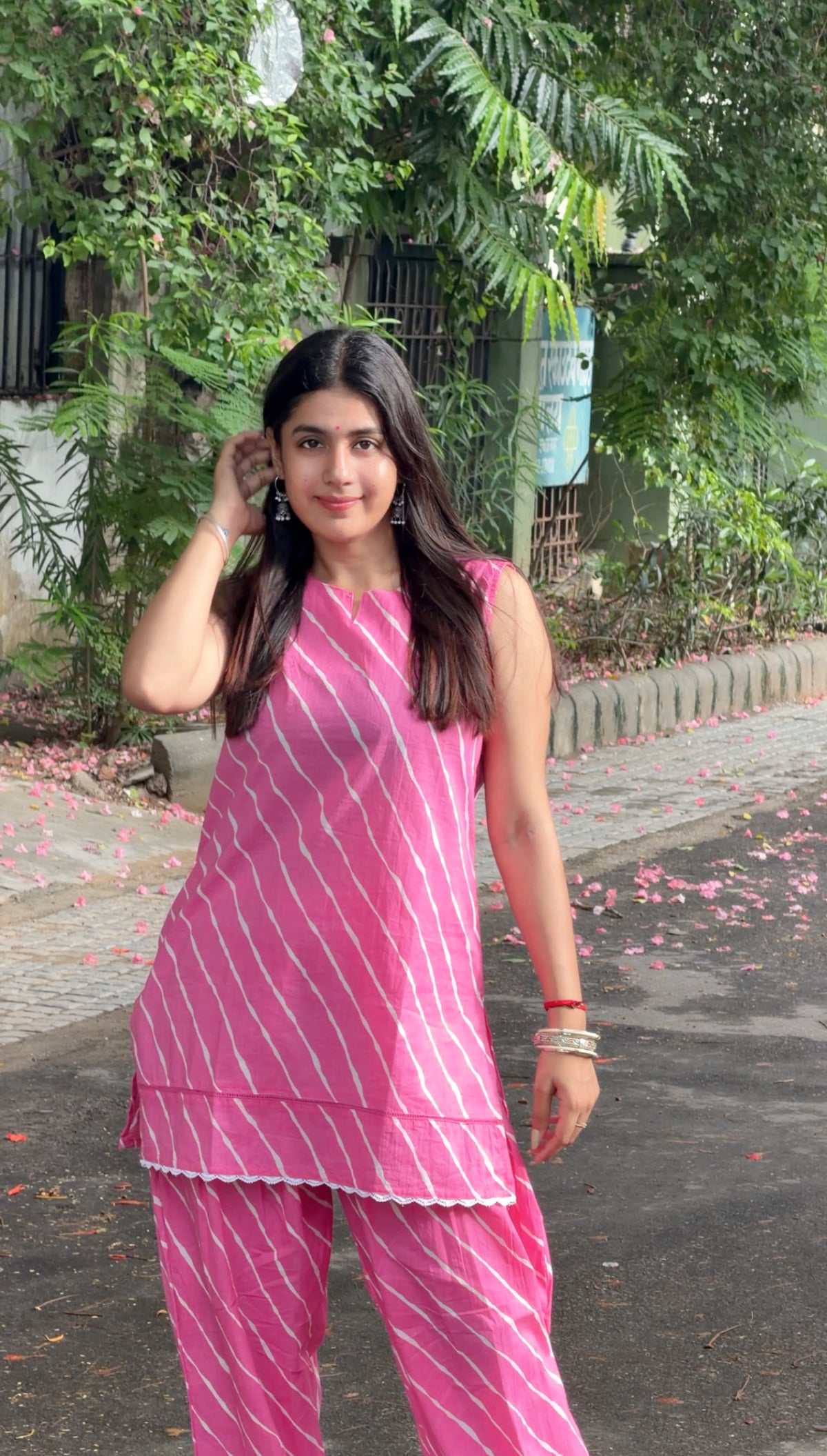 👉 Lahariya Glow Sleeveless Kurta Pant Set for Women
